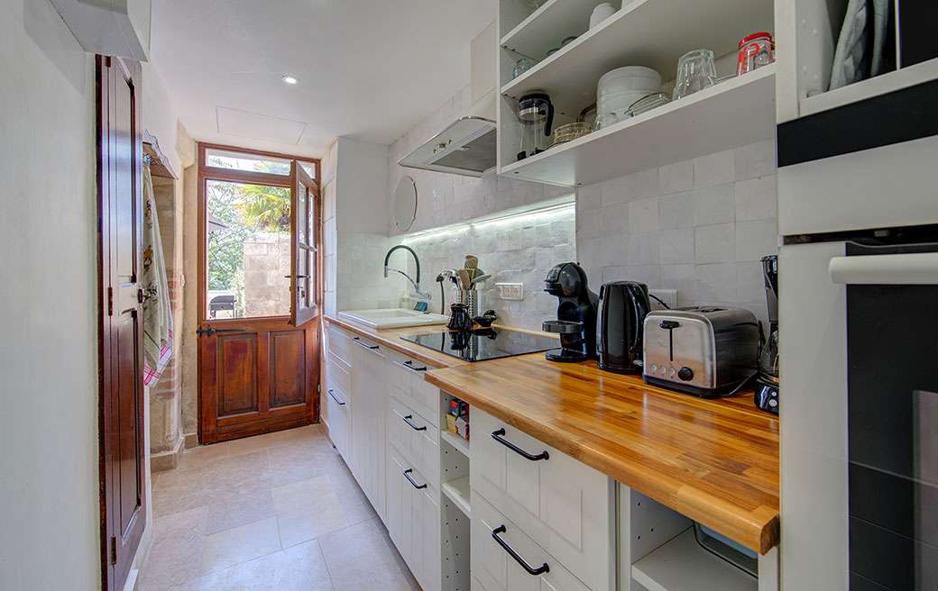 Rochecorbon maison Semi-Troglodyte - cuisine équipée avec accès direct sur la terrasse