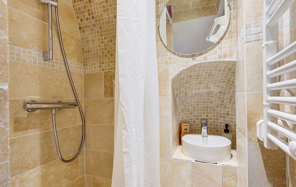 Rochecorbon maison Semi-Troglodyte - Salle de douche et toilette rez-de-chaussée