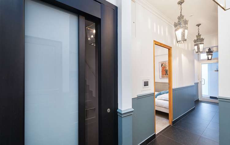 Corridor with lift at the Pavillon Ponthieu - Holiday rental in Paris