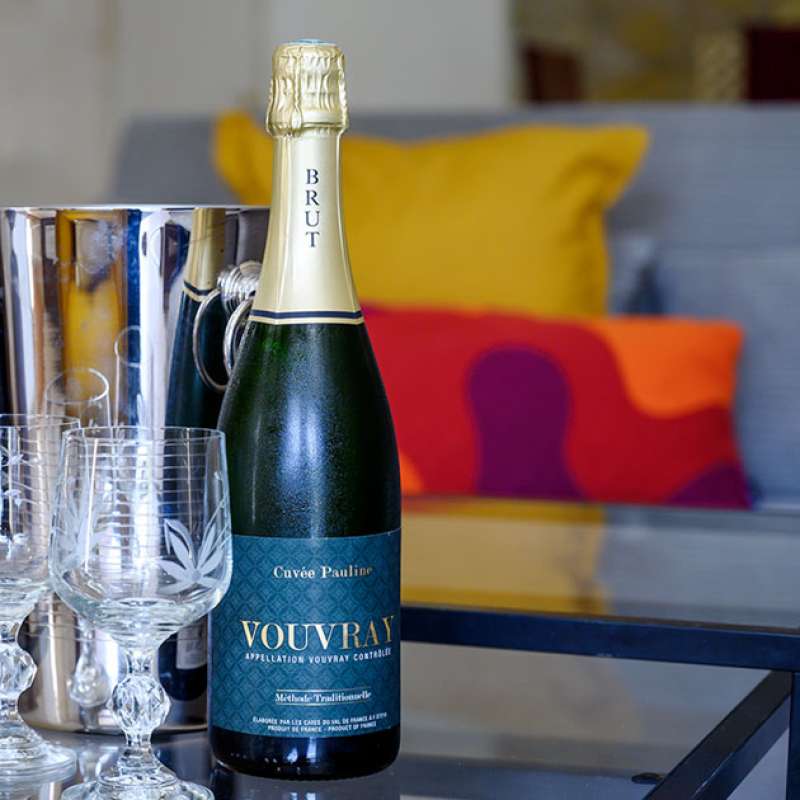 Bouteille vin Vouvray dans le salon de la maison semi-troglodyte à Rochecorbon