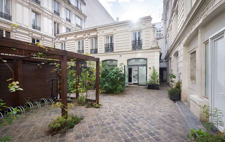 Holiday rental in Paris - Le Pavillon Ponthieu, within a very peaceful inner courtyard