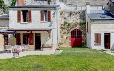 Location maison Semi-Troglodyte façade dans la falaise - Rochecorbon