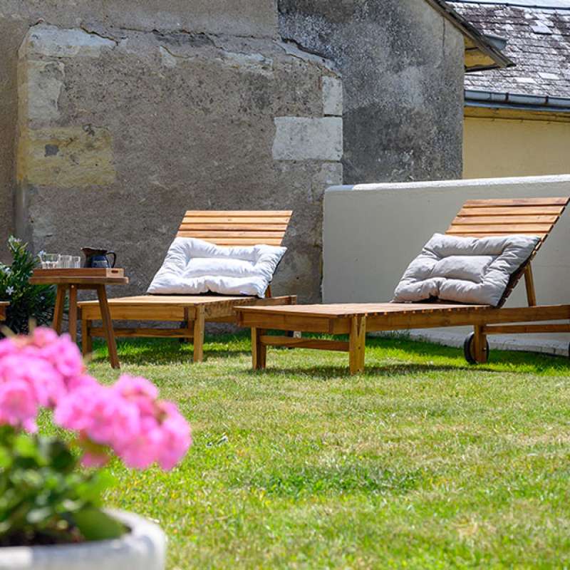 Rochecorbon maison Semi-Troglodyte - jardin avec chaises longues