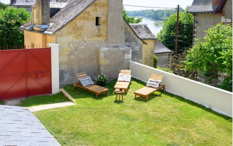 Rochecorbon location maison semi-troglodyte - jardin vue sur la Loire